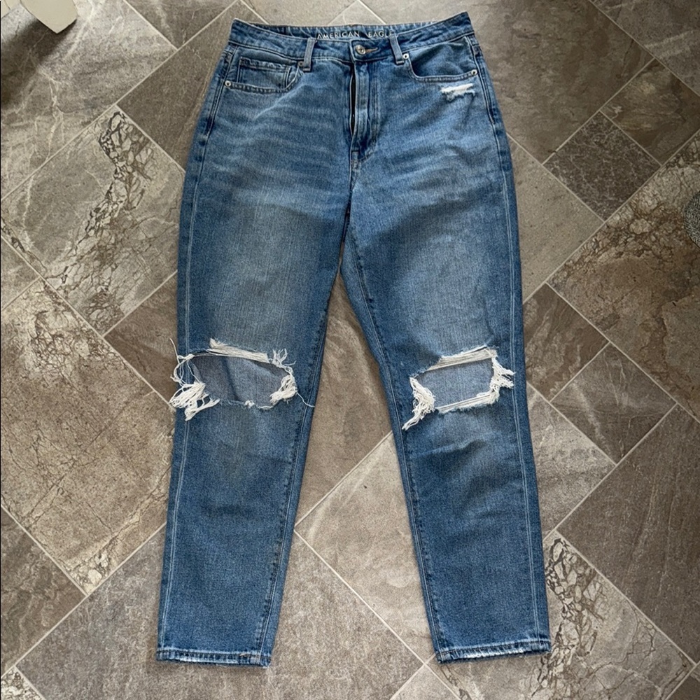 American Eagle, comfort stretch waistband size 6, regular Distressed Blue Jeans